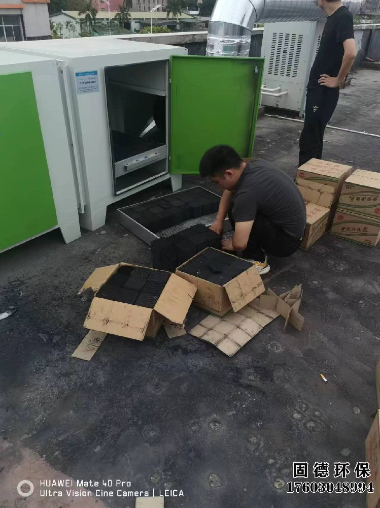 活性炭換碳服務(wù)，幫客戶(hù)活性炭箱換碳，活性炭箱設(shè)備